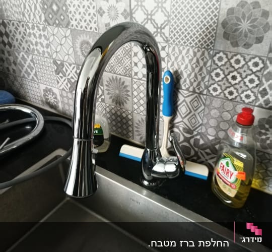 ברז מטבח עם כיור, סבון כלים ומברשת ניקוי